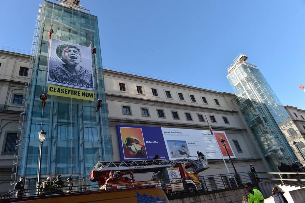 Greenpeace escalan el Museo Reina Sofía