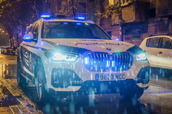 La Policía Municipal de Madrid ha detenido a un joven por agredir presuntamente a un agente y romperle una costilla cuando estaba siendo desalojado de una discoteca del distrito madrileño de Chamberí. Los agentes municipales fueron alertados este fin de semana de que se había producido una avalancha en el interior del local de ocio, que duplicaba el aforo permitido, han informado a EFE fuentes policiales. Se trataba de Mymo, discoteca ubicada en la calle Miguel Ángel. Según el cálculo del Cuerpo municipal, en el interior del establecimiento había 667 personas, cuando el máximo permitido son 332. Al llegar al lugar, y ante la dificultad de ingresar en la discoteca, los policías municipales solicitaron refuerzos para llevar a cabo el desalojo. No obstante, el joven se negó a obedecer la orden de abandonar el local y agredió a un agente, provocándole una fisura en una costilla. Fue arrestado como presunto autor de un delito de atentado contra agente de la autoridad. Este fin de semana, en una inspección rutinaria, la Policía Municipal también tuvo que desalojar la discoteca La Noche, situada en la calle Segovia del distrito Centro, en la que no se registraron incidentes. EFE