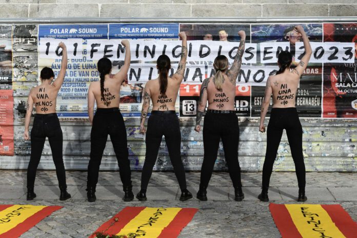 Cinco activistas de Femen protestan contra los feminicidios y