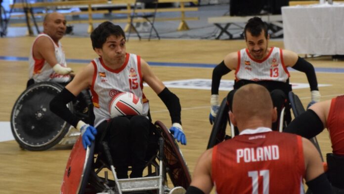 • España, Italia, Polonia y República Checa se disputarán este fin de semana el prestigioso Torneo Internacional • Un evento que llega a Arganda dentro del calendario elaborado por el Ayuntamiento dentro del distintivo de Ciudad Europea del Deporte • Un fin de semana de apuesta por el deporte inclusivo para llegar a todos los rincones del municipio con un buen puñado de actividades Arganda del Rey será este fin de semana sede del Torneo Internacional de Rugby en Silla de Ruedas. Un prestigioso evento que se disputarán las selecciones de España, Italia, República Checa y Polonia, y que se enmarca en el calendario elaborado por el Ayuntamiento dentro del distintivo de Ciudad Europea del Deporte. Desde el próximo viernes 16, cuando tendrá lugar la llegada de la selección Española, a la que se podrá ver entrenar en la Ciudad Deportiva a las 17.30 horas, Arganda del Rey se convertirá en el epicentro mundial del Rugby en Silla de Ruedas. Lo hará con el calendario de encuentros preliminares del sábado y la gran final del domingo, además de la disputa por el tercer y cuarto puesto. Dentro de esa apuesta por el deporte inclusivo, también se ha organizado una actividad, ‘Siéntate y Juega’, para poner en valor el esfuerzo de estos deportistas de élite. El Torneo Internacional de Rugby en Silla de Ruedas podrá verse en directo con entrada libre en la Ciudad Deportiva Príncipe Felipe de Arganda del Rey o a través del streaming que realizarán desde la organización del evento. • España, Italia, Polonia y República Checa se disputarán este fin de semana el prestigioso Torneo Internacional • Un evento que llega a Arganda dentro del calendario elaborado por el Ayuntamiento dentro del distintivo de Ciudad Europea del Deporte • Un fin de semana de apuesta por el deporte inclusivo para llegar a todos los rincones del municipio con un buen puñado de actividades Arganda del Rey será este fin de semana sede del Torneo Internacional de Rugby en Silla de Ruedas. Un prestigioso evento que se disputarán las selecciones de España, Italia, República Checa y Polonia, y que se enmarca en el calendario elaborado por el Ayuntamiento dentro del distintivo de Ciudad Europea del Deporte. Desde el próximo viernes 16, cuando tendrá lugar la llegada de la selección Española, a la que se podrá ver entrenar en la Ciudad Deportiva a las 17.30 horas, Arganda del Rey se convertirá en el epicentro mundial del Rugby en Silla de Ruedas. Lo hará con el calendario de encuentros preliminares del sábado y la gran final del domingo, además de la disputa por el tercer y cuarto puesto. Dentro de esa apuesta por el deporte inclusivo, también se ha organizado una actividad, ‘Siéntate y Juega’, para poner en valor el esfuerzo de estos deportistas de élite. El Torneo Internacional de Rugby en Silla de Ruedas podrá verse en directo con entrada libre en la Ciudad Deportiva Príncipe Felipe de Arganda del Rey o a través del streaming que realizarán desde la organización del evento.