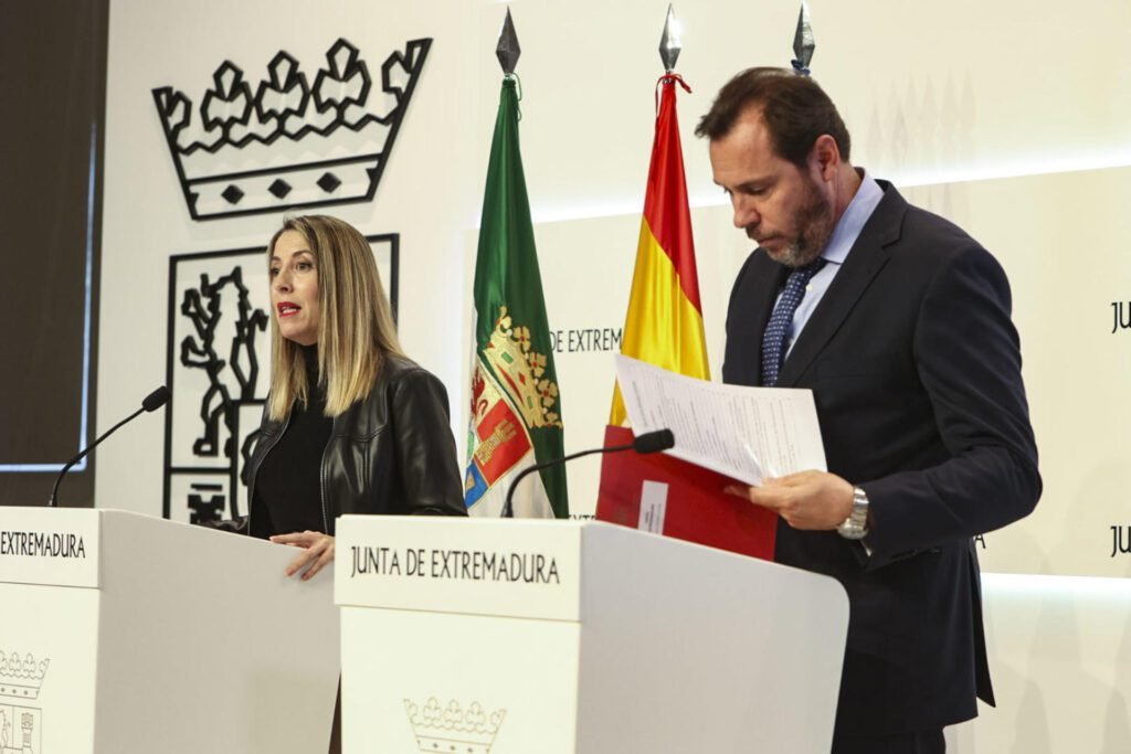 El ministro de Transporte y Movilidad Sostenible, Óscar Puente, ha asegurado que Madrid y Badajoz quedarán conectadas en tren en cuatro horas en 2025, cuando finalice en poco más de un año la vía de circunvalación de Mérida, unas obras que están muy avanzadas. Esta mejora, así como la duplicación de vía entre la capital extremeña y Aljucén, cuyas obras se van a licitar, van a permitir reducir el trayecto en 15 minutos, según Puente, que también ha anunciado que en verano, "como tarde", se va a sustituir en la conexión con Madrid el actual tren intercity por un servicio Alvia con material S-730. Puente ha mantenido este lunes una entrevista con la presidenta de la Junta de Extremadura, María Guardiola, a quien le ha expuesto, como ha hecho también posteriormente en una rueda de prensa conjunta con ella, la agenda de inversiones de su ministerio para la región, con una cartera de proyectos que supera los 600 millones de euros para 2024 en obras en marcha. Puente ha ratificado su compromiso con la modernización y la generación de oportunidades en Extremadura, donde se han llegado a multiplicar por cuatro las inversiones en infraestructuras y triplicado la licitación de proyectos en los últimos cinco años, según ha destacado. “Extremadura ha sufrido años de desinversión injustificables. Hemos revertido esa situación y estamos comprometidos a seguir avanzando. Tomamos decisiones, invertimos y desbloqueamos actuaciones”, ha explicado. Ha puntualizado que unos 400 de los 600 millones de euros en proyectos que ya están en marcha o lo estarán este año corresponden a actuaciones ferroviarias. El ministro ha asegurado que el objetivo del Gobierno es seguir avanzando y reforzando las infraestructuras extremeñas para potenciar la cohesión social y territorial, incluido finalizar cuanto antes la línea de alta velocidad entre Extremadura y Madrid y trabajar en las conexiones con Portugal. Este objetivo, como se ha puesto de relieve en la rueda de prensa, se quiere alcanzar en coordinación con la Junta de Extremadura, por lo que Óscar Puente ha propuesto a Guardiola crear un Pacto por las Infraestructuras en Extremadura, yendo un paso más allá de la idea de recuperar el Pacto por el Ferrocarril. “Será un espacio para compartir todo lo que estamos haciendo aquí, por la transparencia y por la movilidad sostenible y las oportunidades para todas y todos”, ha explicado titular del Departamento de Transportes. Guardiola ha agradecido al ministro que "Extremadura sea una prioridad" para él, como asegura en sus declaraciones, ya que ha recordado que la región "no se queja de vicio" y que el atraso que sufre en infraestructuras ha supuesto y supone un lastre para su desarrollo que es urgente corregir. Por ello se ha creado una mesa técnica para elaborar un plan de infraestructuras, que la presidenta extremeña ha enmarcado en ese pacto planteado por el Ministerio. Tras la rueda de prensa, Guardiola y Puente han visitado las obras del 'bypass' de Mérida. EFECOM