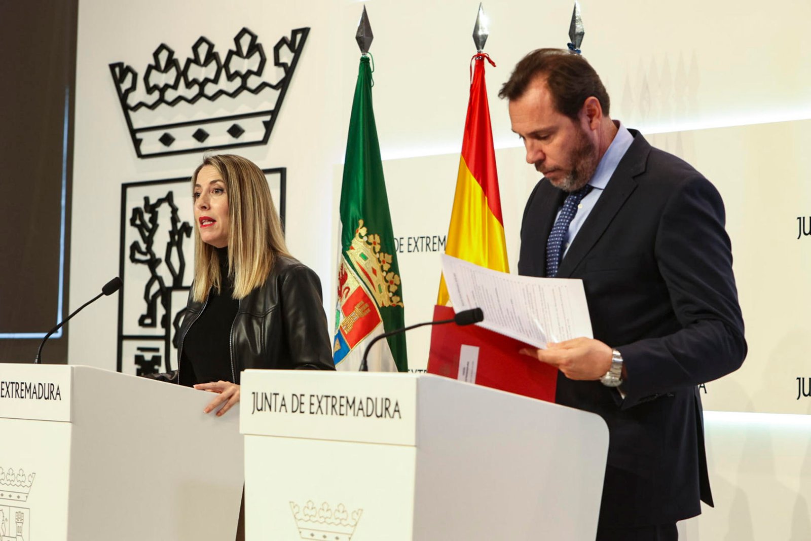 El ministro de Transporte y Movilidad Sostenible, Óscar Puente, ha asegurado que Madrid y Badajoz quedarán conectadas en tren en cuatro horas en 2025, cuando finalice en poco más de un año la vía de circunvalación de Mérida, unas obras que están muy avanzadas. Esta mejora, así como la duplicación de vía entre la capital extremeña y Aljucén, cuyas obras se van a licitar, van a permitir reducir el trayecto en 15 minutos, según Puente, que también ha anunciado que en verano, "como tarde", se va a sustituir en la conexión con Madrid el actual tren intercity por un servicio Alvia con material S-730. Puente ha mantenido este lunes una entrevista con la presidenta de la Junta de Extremadura, María Guardiola, a quien le ha expuesto, como ha hecho también posteriormente en una rueda de prensa conjunta con ella, la agenda de inversiones de su ministerio para la región, con una cartera de proyectos que supera los 600 millones de euros para 2024 en obras en marcha. Puente ha ratificado su compromiso con la modernización y la generación de oportunidades en Extremadura, donde se han llegado a multiplicar por cuatro las inversiones en infraestructuras y triplicado la licitación de proyectos en los últimos cinco años, según ha destacado. “Extremadura ha sufrido años de desinversión injustificables. Hemos revertido esa situación y estamos comprometidos a seguir avanzando. Tomamos decisiones, invertimos y desbloqueamos actuaciones”, ha explicado. Ha puntualizado que unos 400 de los 600 millones de euros en proyectos que ya están en marcha o lo estarán este año corresponden a actuaciones ferroviarias. El ministro ha asegurado que el objetivo del Gobierno es seguir avanzando y reforzando las infraestructuras extremeñas para potenciar la cohesión social y territorial, incluido finalizar cuanto antes la línea de alta velocidad entre Extremadura y Madrid y trabajar en las conexiones con Portugal. Este objetivo, como se ha puesto de relieve en la rueda de prensa, se quiere alcanzar en coordinación con la Junta de Extremadura, por lo que Óscar Puente ha propuesto a Guardiola crear un Pacto por las Infraestructuras en Extremadura, yendo un paso más allá de la idea de recuperar el Pacto por el Ferrocarril. “Será un espacio para compartir todo lo que estamos haciendo aquí, por la transparencia y por la movilidad sostenible y las oportunidades para todas y todos”, ha explicado titular del Departamento de Transportes. Guardiola ha agradecido al ministro que "Extremadura sea una prioridad" para él, como asegura en sus declaraciones, ya que ha recordado que la región "no se queja de vicio" y que el atraso que sufre en infraestructuras ha supuesto y supone un lastre para su desarrollo que es urgente corregir. Por ello se ha creado una mesa técnica para elaborar un plan de infraestructuras, que la presidenta extremeña ha enmarcado en ese pacto planteado por el Ministerio. Tras la rueda de prensa, Guardiola y Puente han visitado las obras del 'bypass' de Mérida. EFECOM