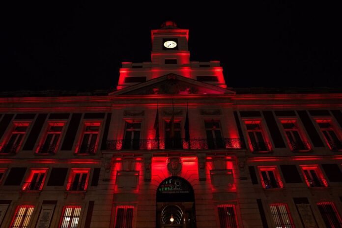 La Real Casa de Correos se ilumina de rojo para dar la bienvenida al Año Nuevo Chino