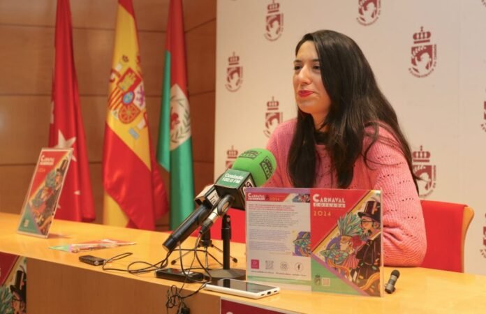La Concejalía de Cultura del Ayuntamiento de Coslada, junto con otras Áreas, ha diseñado un programa para grandes y pequeños, durante los días 9, 10 y 14 de febrero, que en esta ocasión ofrece más actividades y 8 grandes eventos. Esta mañana la concejala delegada de Cultura, Emi Escudero, ha querido poner en valor “una de las fiestas más y multitudinarias de esta ciudad. Es un espacio de convivencia y también donde se demuestra un poco esa rebeldía ciudadana, que también da pie a la crítica sana. Va a haber muchísima diversión, así que animo a todos los vecinos y vecinas a participar en todas las actividades”. Del mismo modo, la edil delegada ha querido mostrar su más sincero “agradecimiento a todas las peñas, asociaciones, escuelas y comparsas que participarán en las distintas actividades, así como a los trabajadores y trabajadoras municipales, porque sin su dedicación este Carnaval tampoco sería posible”. Declaraciones concejala delegada Emi Escudero 1 Declaraciones concejala delegada Emi Escudero 2 Declaraciones concejala delegada Emi Escudero 3 El Carnaval de Coslada comenzará el viernes 9 de febrero, a partir de las 17.00 horas, en el campo de fútbol La Vía, con el Carnaval Infantil. Después, entre las 20.00 y las 22.00 horas, el Teatro Municipal acogerá el espectáculo Tres Carnavales, con chirigotas, actuación del Grupo de Samba, Salsa y Danzas Iberoamericas y Drag Queen. Desfile multicultural Al día siguiente, el sábado 10 de febrero se celebrará el PreCarnaval, en la Plaza de los Comuneros, entre las 13.00 y las 17.00 horas, en colaboración con las peñas locales. A continuación, el Gran Pasacalles de Carnaval, la actividad principal del programa, con un total de 38 comparsas y la participación de las propias peñas, entidades, batucadas y el pasacalles ‘Carnaval de las Culturas’ de la Asociación Rumiñahui. El desfile partirá del Rompeolas y terminará en el campo de fútbol de La Vía alrededor de las 18.00 horas. Tras el Gran Pasacalles, en La Vía llegará el momento de disfrutar del tradicional concurso de disfraces, el baile con la Orquesta Vega y el Carnaval Joven, a partir de las 23.30 horas con los DJs de Hit FM. La fiesta en la carpa municipal se prolongará hasta las 03.30 horas de la madrugada. Como cada año, la programación del Carnaval de Coslada se cerrará el miércoles 14 de febrero con el imprescindible Entierro de la Sardina, en la Plaza del C.C. Antonio López entre las 17.00 y las 20.00 horas. Como novedad, en esta ocasión se repartirán unas sardinas muy especiales, elaboradas por un hostelero local. La Concejalía de Cultura del Ayuntamiento de Coslada, junto con otras Áreas, ha diseñado un programa para grandes y pequeños, durante los días 9, 10 y 14 de febrero, que en esta ocasión ofrece más actividades y 8 grandes eventos. Esta mañana la concejala delegada de Cultura, Emi Escudero, ha querido poner en valor “una de las fiestas más y multitudinarias de esta ciudad. Es un espacio de convivencia y también donde se demuestra un poco esa rebeldía ciudadana, que también da pie a la crítica sana. Va a haber muchísima diversión, así que animo a todos los vecinos y vecinas a participar en todas las actividades”. Del mismo modo, la edil delegada ha querido mostrar su más sincero “agradecimiento a todas las peñas, asociaciones, escuelas y comparsas que participarán en las distintas actividades, así como a los trabajadores y trabajadoras municipales, porque sin su dedicación este Carnaval tampoco sería posible”. Declaraciones concejala delegada Emi Escudero 1 Declaraciones concejala delegada Emi Escudero 2 Declaraciones concejala delegada Emi Escudero 3 El Carnaval de Coslada comenzará el viernes 9 de febrero, a partir de las 17.00 horas, en el campo de fútbol La Vía, con el Carnaval Infantil. Después, entre las 20.00 y las 22.00 horas, el Teatro Municipal acogerá el espectáculo Tres Carnavales, con chirigotas, actuación del Grupo de Samba, Salsa y Danzas Iberoamericas y Drag Queen. Desfile multicultural Al día siguiente, el sábado 10 de febrero se celebrará el PreCarnaval, en la Plaza de los Comuneros, entre las 13.00 y las 17.00 horas, en colaboración con las peñas locales. A continuación, el Gran Pasacalles de Carnaval, la actividad principal del programa, con un total de 38 comparsas y la participación de las propias peñas, entidades, batucadas y el pasacalles ‘Carnaval de las Culturas’ de la Asociación Rumiñahui. El desfile partirá del Rompeolas y terminará en el campo de fútbol de La Vía alrededor de las 18.00 horas. Tras el Gran Pasacalles, en La Vía llegará el momento de disfrutar del tradicional concurso de disfraces, el baile con la Orquesta Vega y el Carnaval Joven, a partir de las 23.30 horas con los DJs de Hit FM. La fiesta en la carpa municipal se prolongará hasta las 03.30 horas de la madrugada. Como cada año, la programación del Carnaval de Coslada se cerrará el miércoles 14 de febrero con el imprescindible Entierro de la Sardina, en la Plaza del C.C. Antonio López entre las 17.00 y las 20.00 horas. Como novedad, en esta ocasión se repartirán unas sardinas muy especiales, elaboradas por un hostelero local.