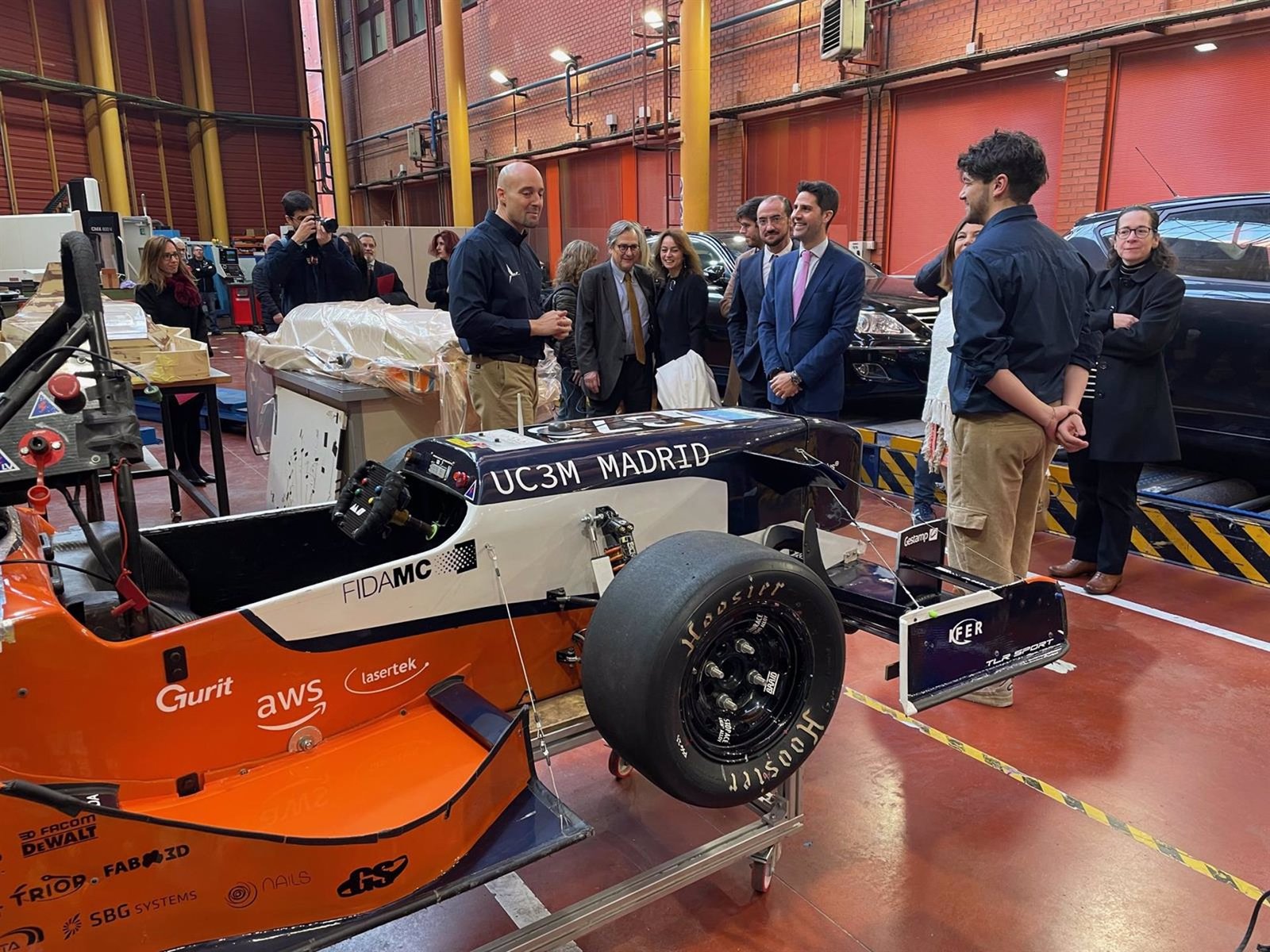 La Comunidad de Madrid ha dado luz verde a la creación de una nueva Facultad de Ciencias de la Salud en la Universidad pública Carlos III (UC3M), que recibirá a sus primeros alumnos el próximo curso escolar y que ampliarán la oferta de esta institución con nuevos grados. Así lo ha anunciado este lunes el consejero de Educación, Ciencia y Universidades, Emilio Viciana, durante una visita al campus de Leganés de este centro público de enseñanza superior, donde ha señalado que esta iniciativa responde a "la necesidad de ampliar y completar la oferta educativa en el área sanitaria y dar respuestas a la demanda del mercado laboral". Como ha explicado el consejero, esta facultad va a poner en marcha nuevos planes de estudios con carreras que se unen a las ya existentes en la Escuela Politécnica Superior de este centro docente, que oferta el grado de Bioingeniería y los másteres en Gestión y Desarrollo de Tecnologías Biomédicas, el de Ingeniería Clínica y el de Information Health Engineering. Durante su visita al campus de Leganés, Viciana ha podido conocer de primera mano el proyecto multidisciplinar MADFormula Team, creado por estudiantes y profesoresde la UC3M en el que cada año diseñan, desarrollan y fabrican un prototipo demonoplaza para competir con otras universidades de todo el mundo en lacategoría de Formula Student. Se trata de la competición de ingeniería automovilística más prestigiosa entrealumnos de todo el mundo y fue creada en Estados Unidos por la Society ofAutomotive Engineers (SAE), que promueve la excelencia en ingeniería coniniciativas que tienen como objetivo estimular a jóvenes para demostrar suiniciativa y creatividad.