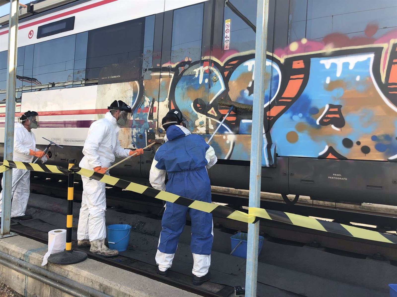grafiteros pintan tren en linea c4a