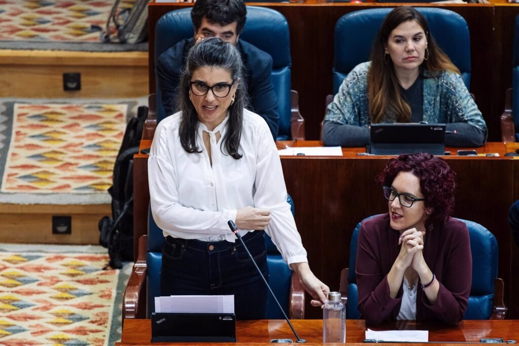 La portavoz de Más Madrid en la Asamblea, Manuela Bergerot, ha acusado a la presidenta regional, Isabel Díaz Ayuso, y al alcalde, José Luis Martínez-Almeida, de hacer promesas sobre la Fórmula sin el respaldo de informe alguno. "Los cálculos son falsos", ha condenado desde el arroyo Meaques. Bergerot se ha pronunciado así después de que, según se recoge en una respuesta del Consejo de Transparencia a una solicitud de información realizada por Más Madrid, el Ejecutivo madrileño no haya facilitado un estudio que avale las cifras facilitadas para promocionar el premio de F1 que llegará a Madrid en 2026. "Sabemos lo que sospechábamos en torno a la Fórmula 1: Ayuso y Almeida hicieron unas promesas que no están respaldadas bajo ningún tipo de informe, ni consultaron, ni pidieron, ni elaboraron. No hay un informe del impacto medioambiental, ni un informe sobre el impacto socioeconómico o laboral. Los cálculos de Ayuso son falsos, no hay ninguno", ha remarcado Bergerot. La portavoz regional de Más Madrid ha añadido que cuando la presidenta de la Comunidad "habla de 8.200 puestos de trabajo, 85.000 turistas, 450 millones de euros en una inversión anual no son más que datos inventados". LOS MADRILEÑOS NO SE MERECEN LA "FRIVOLIDAD" DE AYUSO Manuela Bergerot, por otro lado, se ha referido a la reacción de Ayuso en el último Pleno de la Asamblea, cuando ante la pregunta de Más Madrid sobre las actas de inspección de la Policía Municipal en las residencias, la 'popular' les acusó de "estar montando un circo". "Creo que los familiares no se merecen ese desprecio. Los madrileños no nos merecemos esa frivolidad", ha criticado Bergerot, que ha acusado a Ayuso de tenerle "alergia a la verdad, a la justicia y a la transparencia", unido a que "no le cabe un ápice de empatía por esos familiares de las 7.291 personas que murieron en las residencias sin una atención hospitalaria". UCI PEDIÁTRICA DE HOSPITAL DE LA PAZ Sobre la decisión dl Tribunal Superior de Justicia de Madrid (TSJM), que ha revocado la resolución que ordenó el pasado mes de junio la incorporación al servicio de la UCI Pediátrica del Hospital de La Paz del doctor Pedro de la Oliva Senovilla como jefe de Servicio tras ser cesado por el Gobierno regional, Bergerot ha destacado la reivindicación y las denuncias de los profesionales sanitarios. "Nos alegramos que ese conflicto laboral se resuelva para que los profesionales sanitarios puedan trabajar en buenas condiciones y, sobre todo, por las familias de esos niños, que estaban pasando incertidumbre y angustia", ha manifestado.