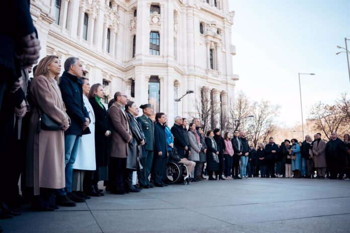 Madrid recuerda a los dos guardias civiles asesinados en Cádiz con un minuto de silencio frente a Cibeles