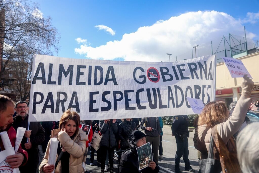 manifestacion en la Ermita del Santo contra la "especulación" y reclaman más equipamientos
