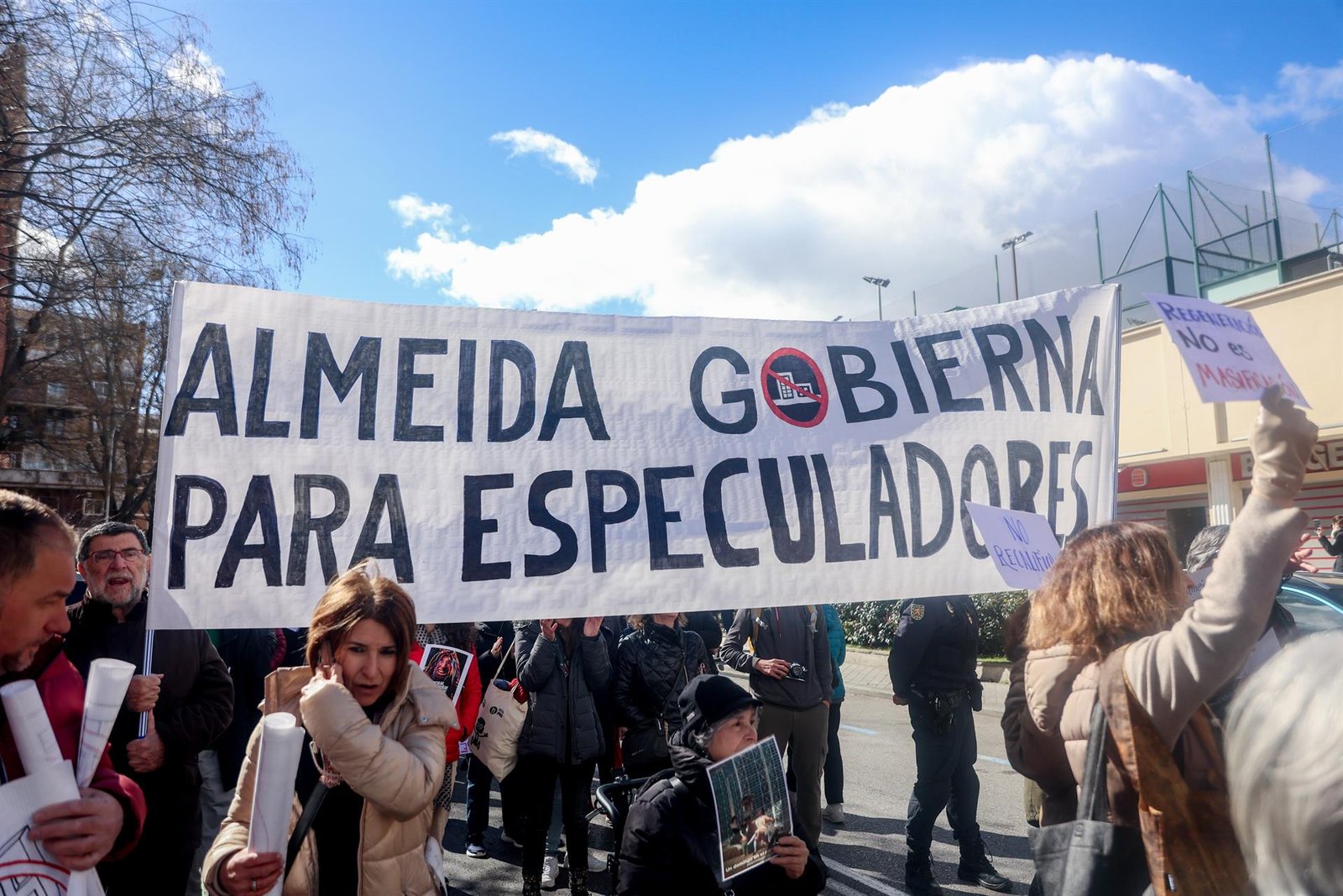 manifestacion en la Ermita del Santo contra la "especulación" y reclaman más equipamientos