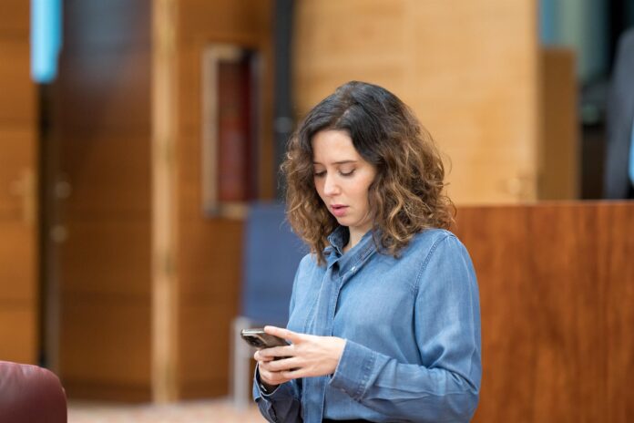 Ayuso denuncia que un cartel de EH Bildu