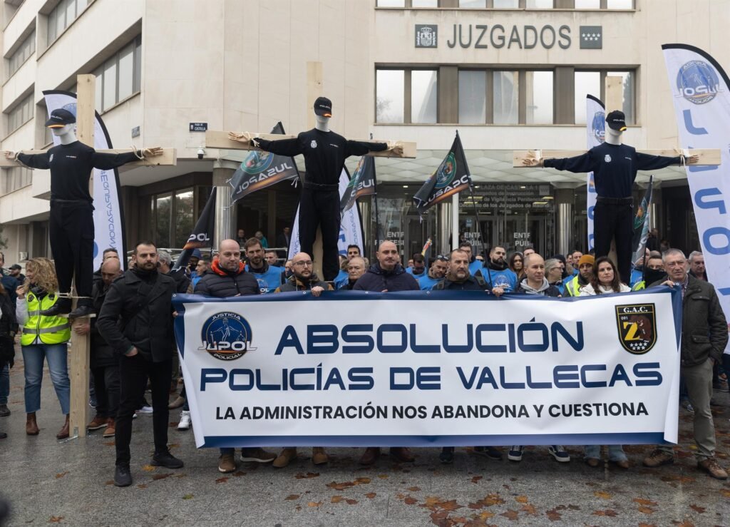 Piden dos años y medio de cárcel para tres agentes