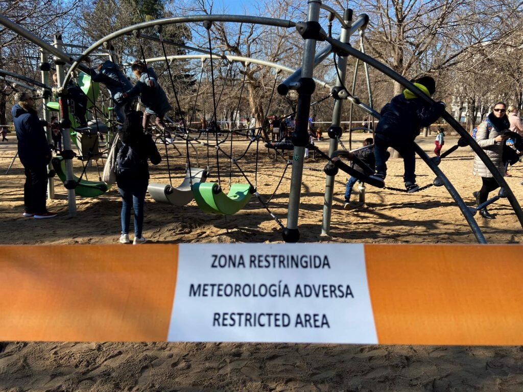 PARQUES DE MADRID CERRADOS POR VIENTO