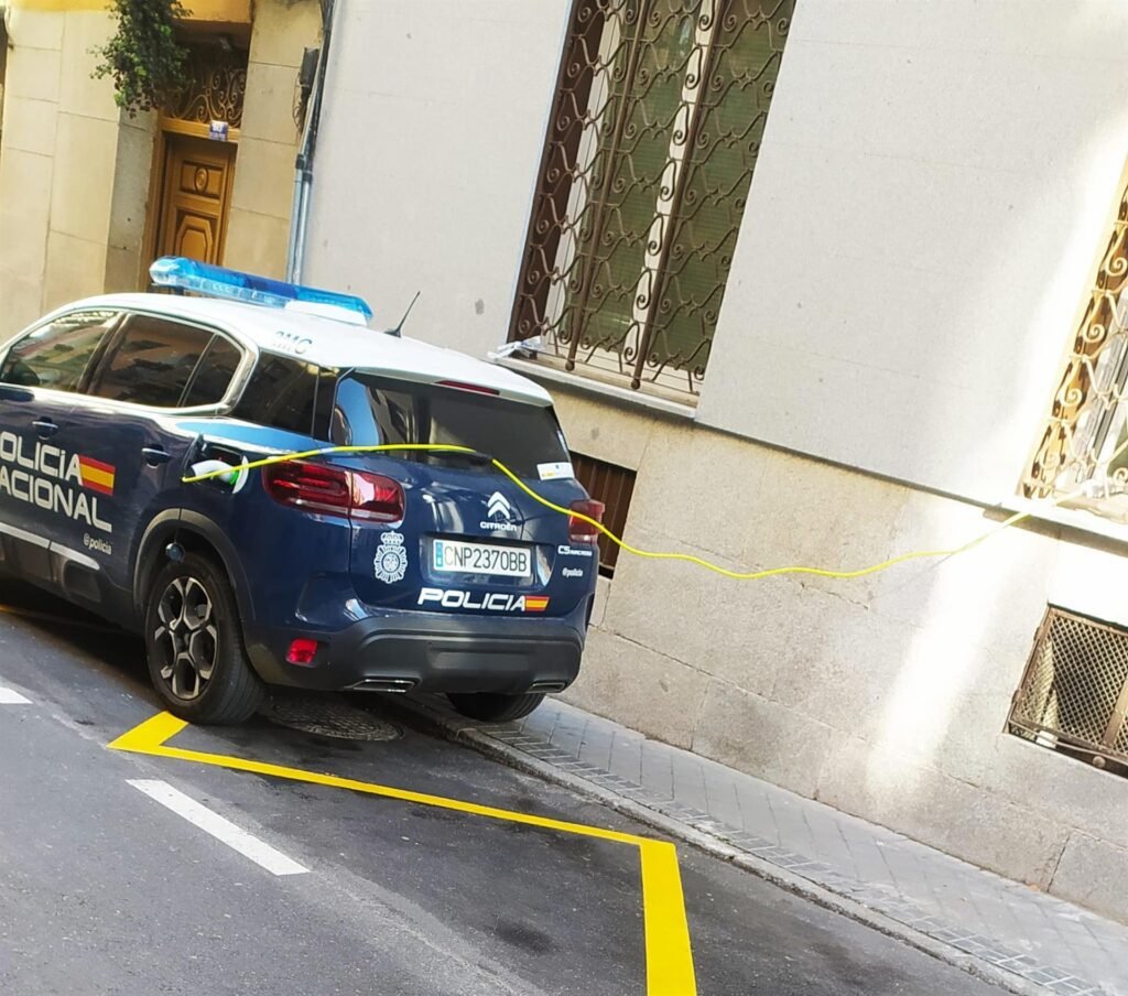 apaño" de recargar coches de Policía eléctricos