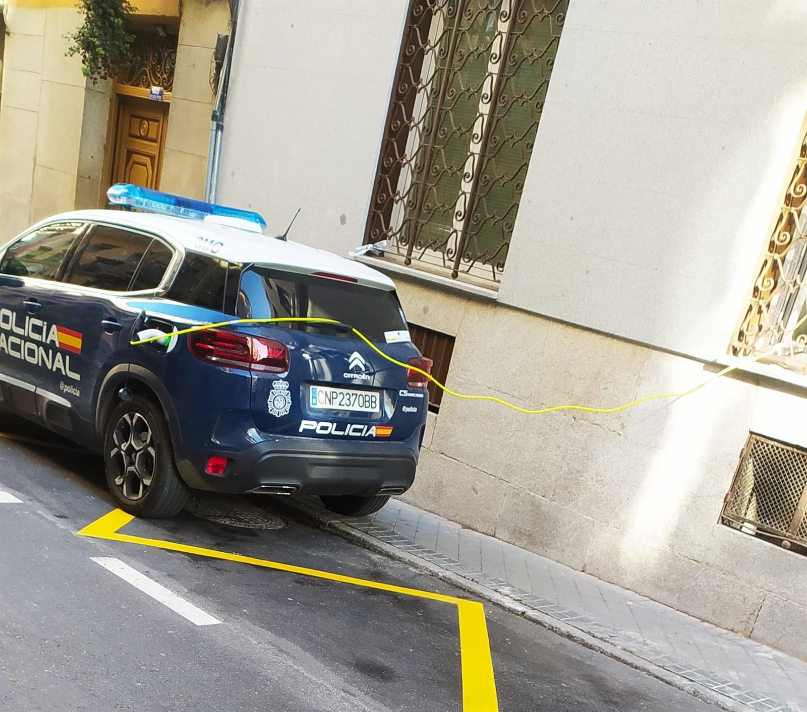 apaño" de recargar coches de Policía eléctricos