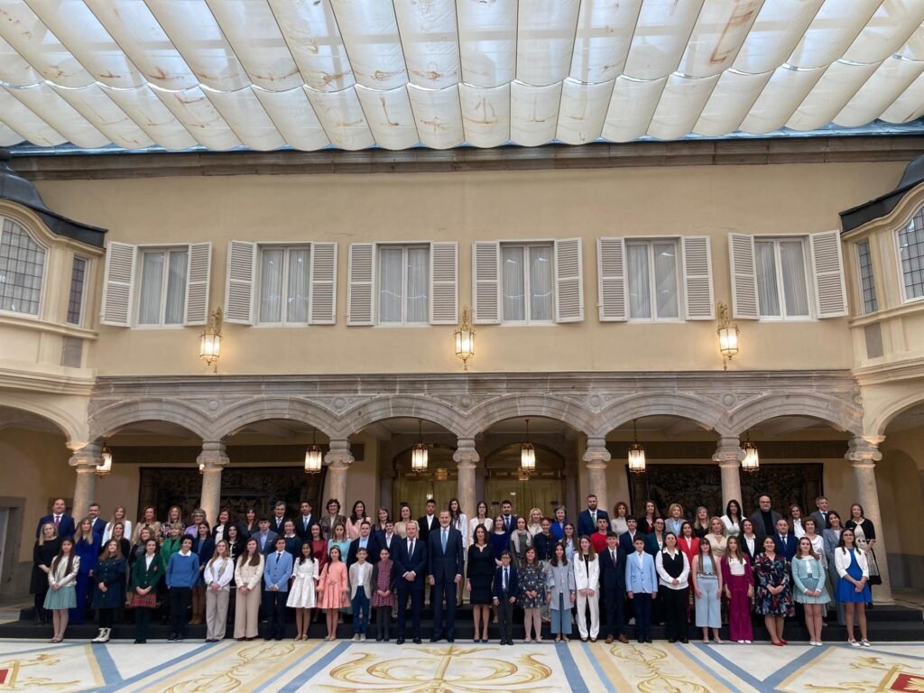 el rey recibe a 40 alumnos