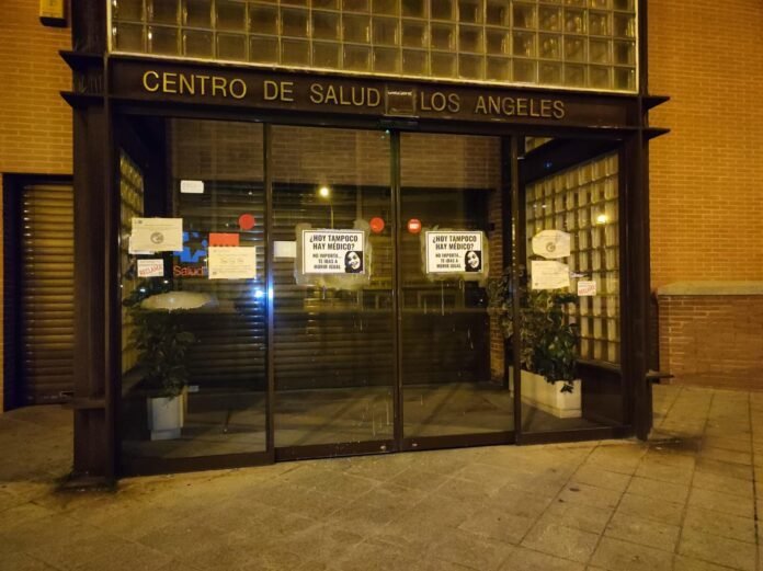 Pegan carteles en centros de salud