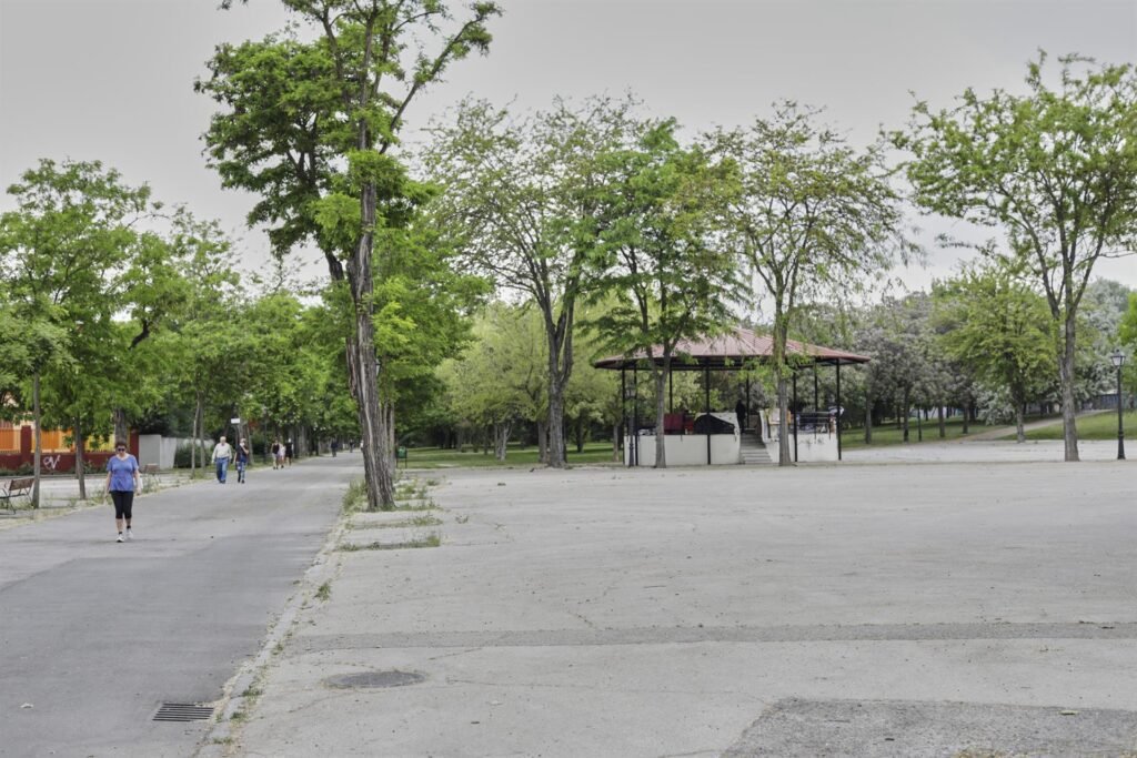 Hallan a una toxicómana muerta debajo de un puente del parque de la Bombilla