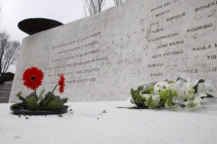 víctimas del 11M el día 17 en el monumento del parque La Alhóndiga