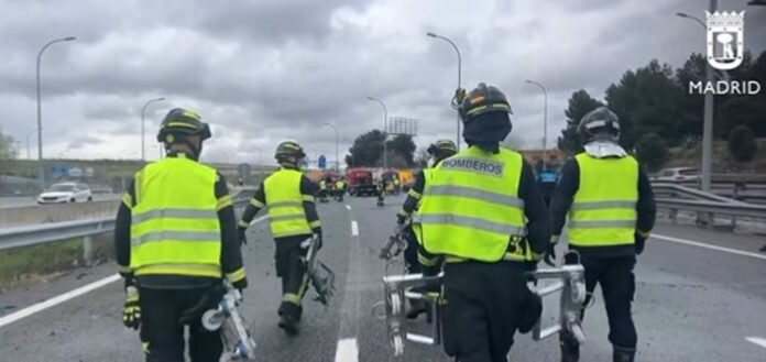 Casi 20 heridos leves tras la colisión múltiple entre 30 vehículos en la A-3 en Madrid