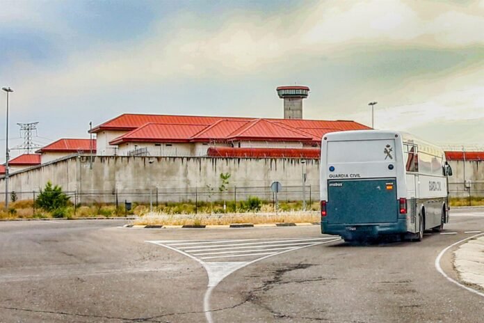 Un juez manda a prisión al detenido por casi matar a su compañero de residencia a martillazos