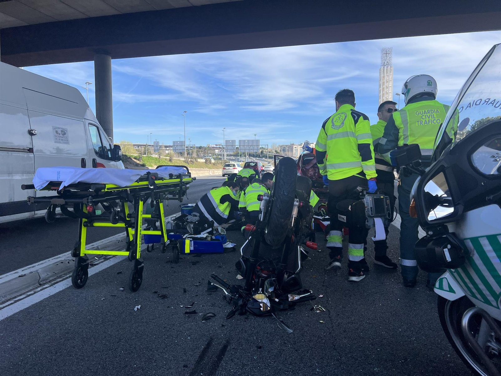 Herido grave un motorista al chocar contra una vehículo en la A-1