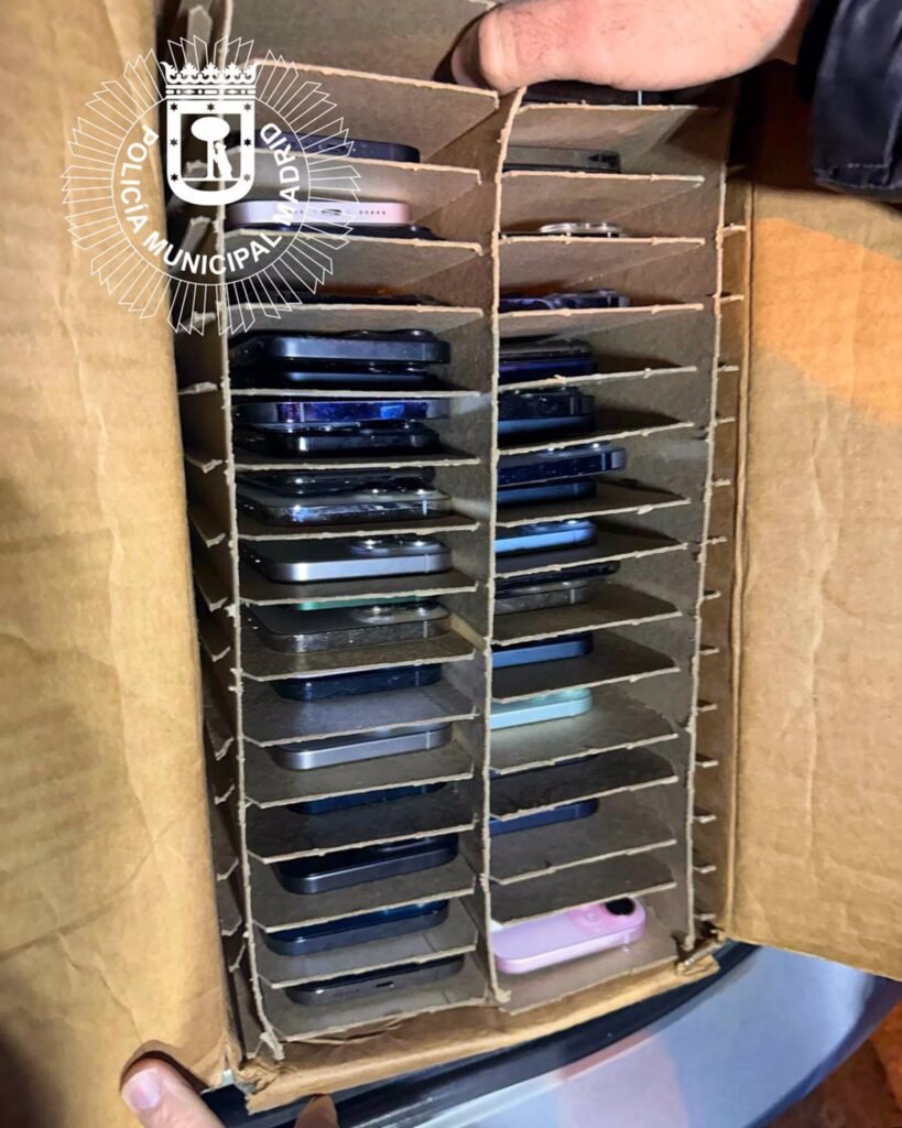 Detenidos dos individuos en Usera con 113 teléfonos de alta gama robados