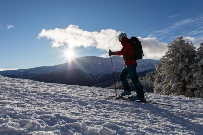 Madrileños y turistas visitan Navacerrada en Semana Santa para hacer muñecos de nieve o jugar con el trineo