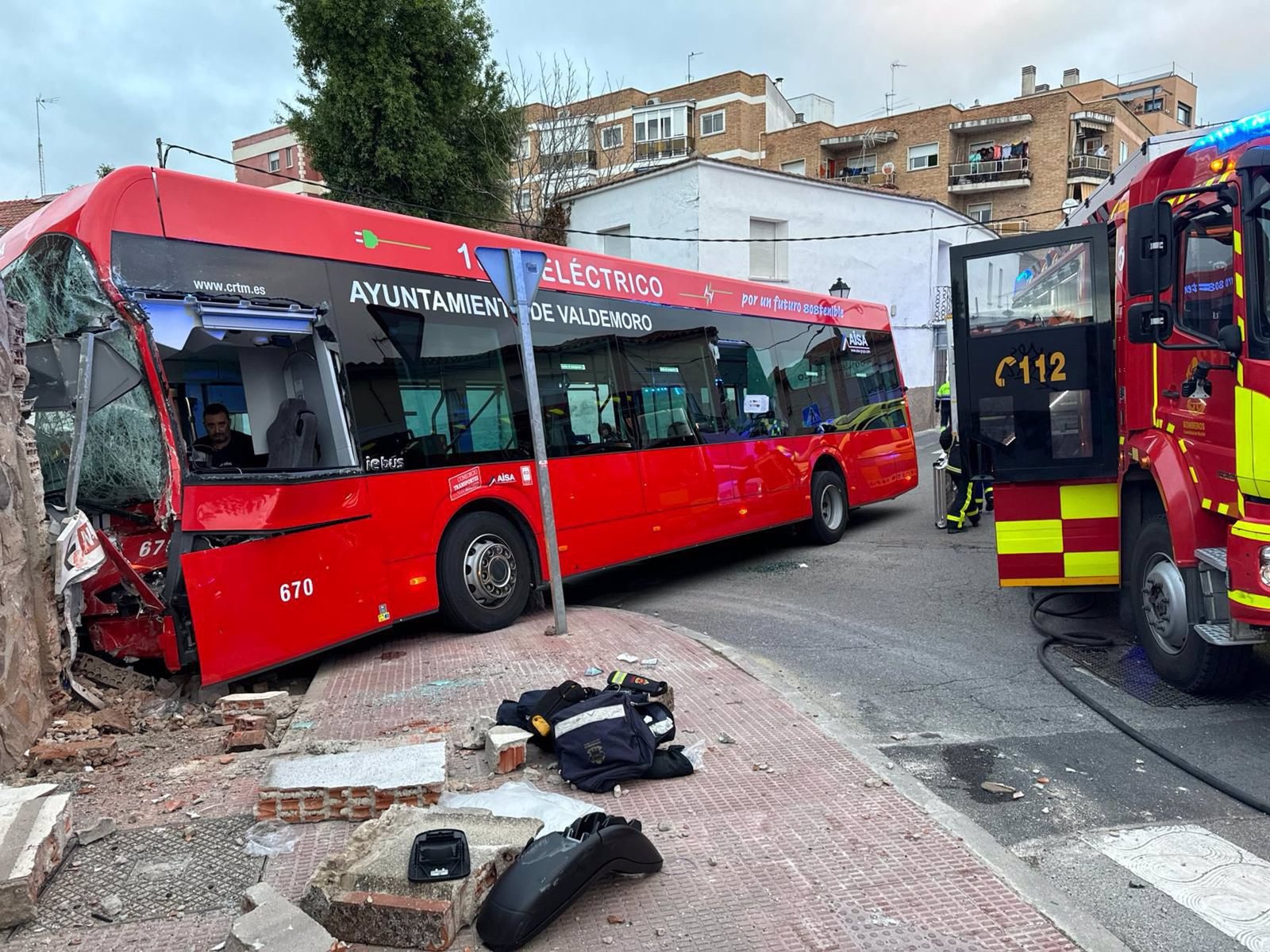 Quince heridos dos graves tras la colisión frontal de un autobús en Valdemoro