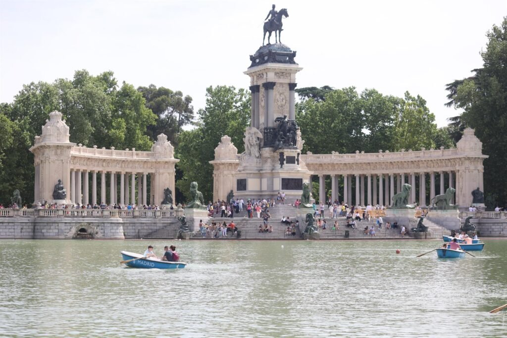 bomberos en el parque del retiro