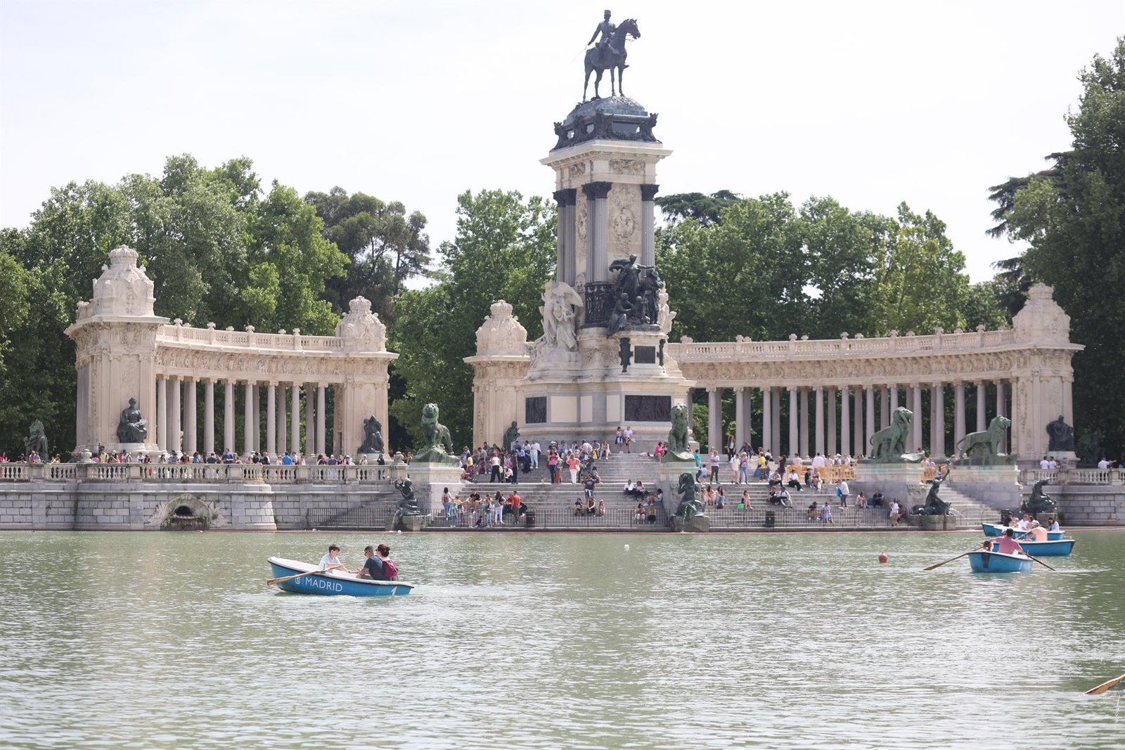 bomberos en el parque del retiro