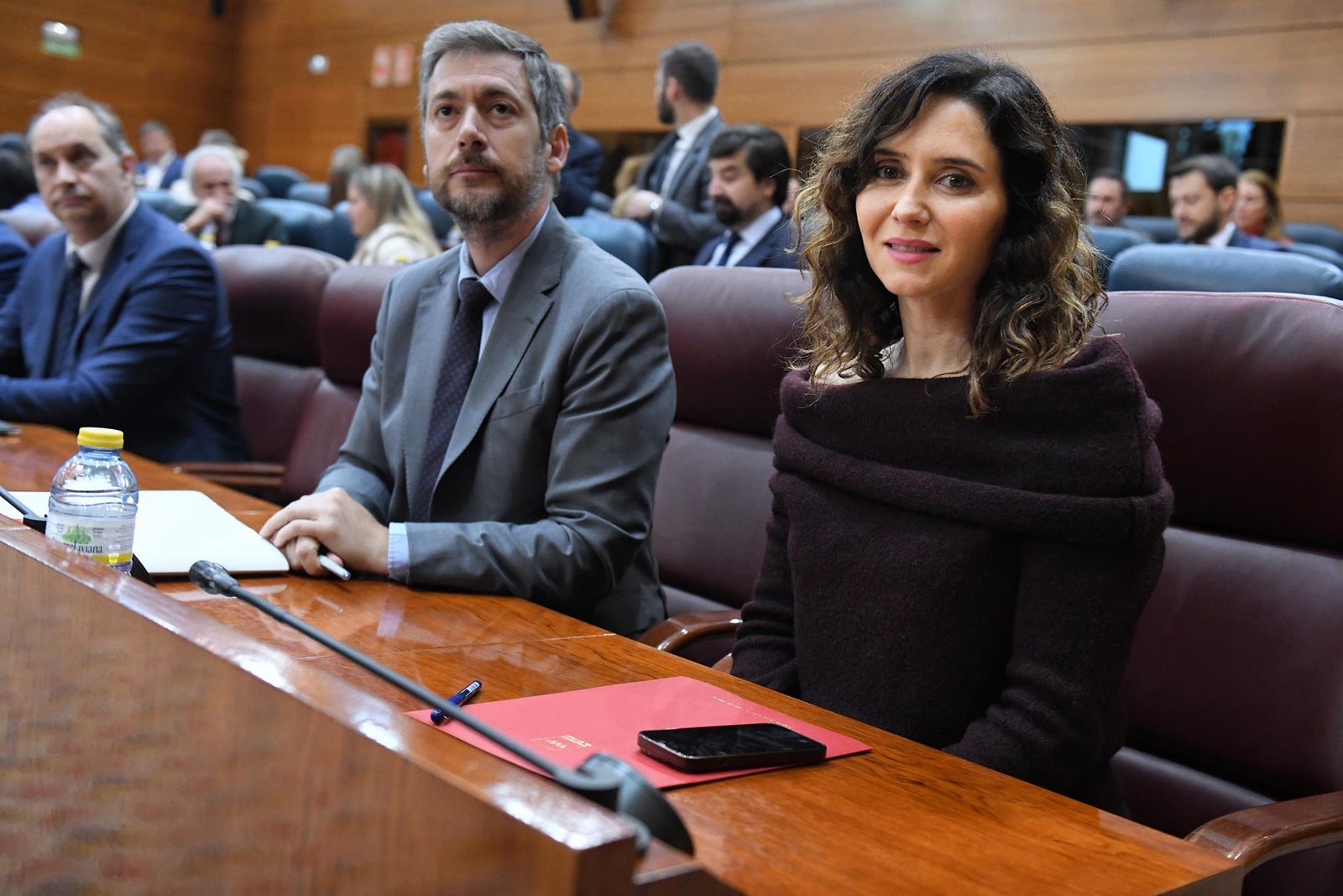 Ayuso defiende si PSOE la ataca en lo personal es que están "muy mal" y apunta a tramas "con rulos de dinero y pistolas"