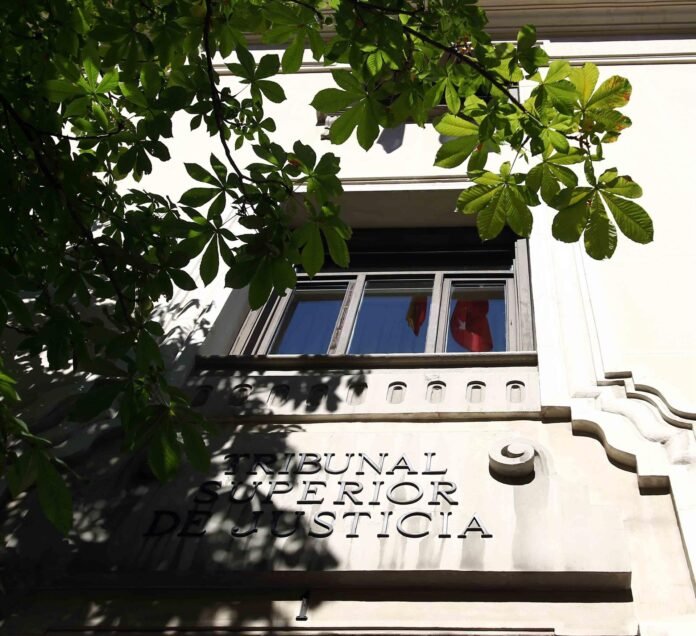 Alberto González denuncia en la querella que si tuviera otra pareja 