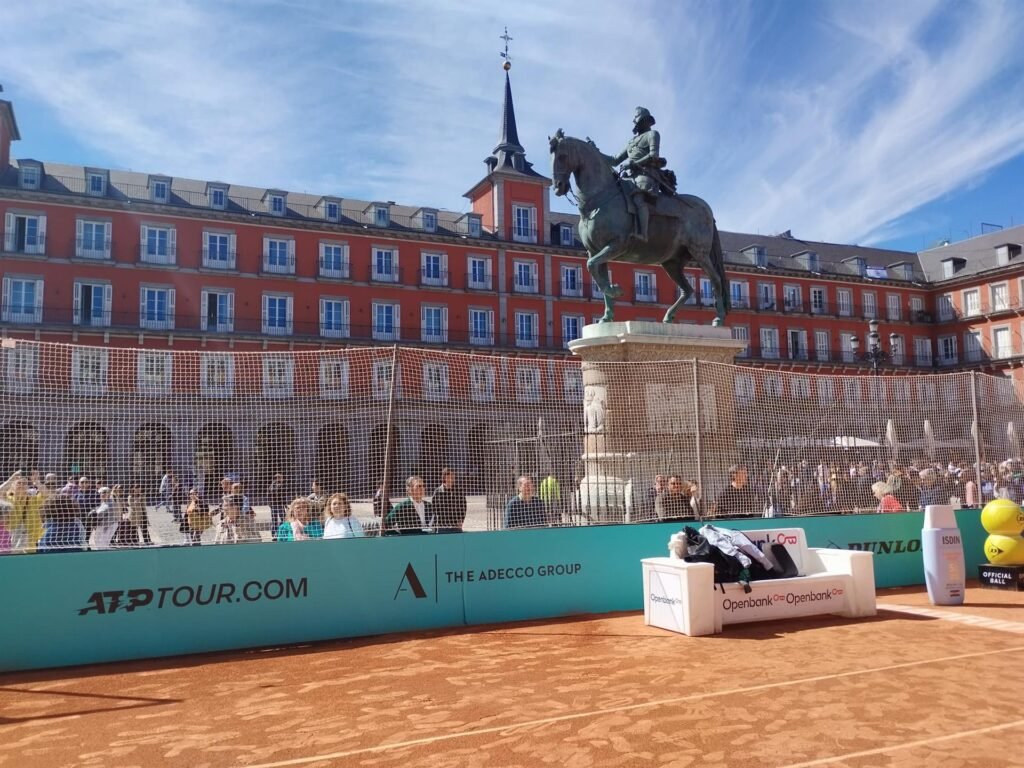 Inma Sanz se estrena como alcaldesa en funciones 'peloteando' con Feliciano López en la Plaza Mayor