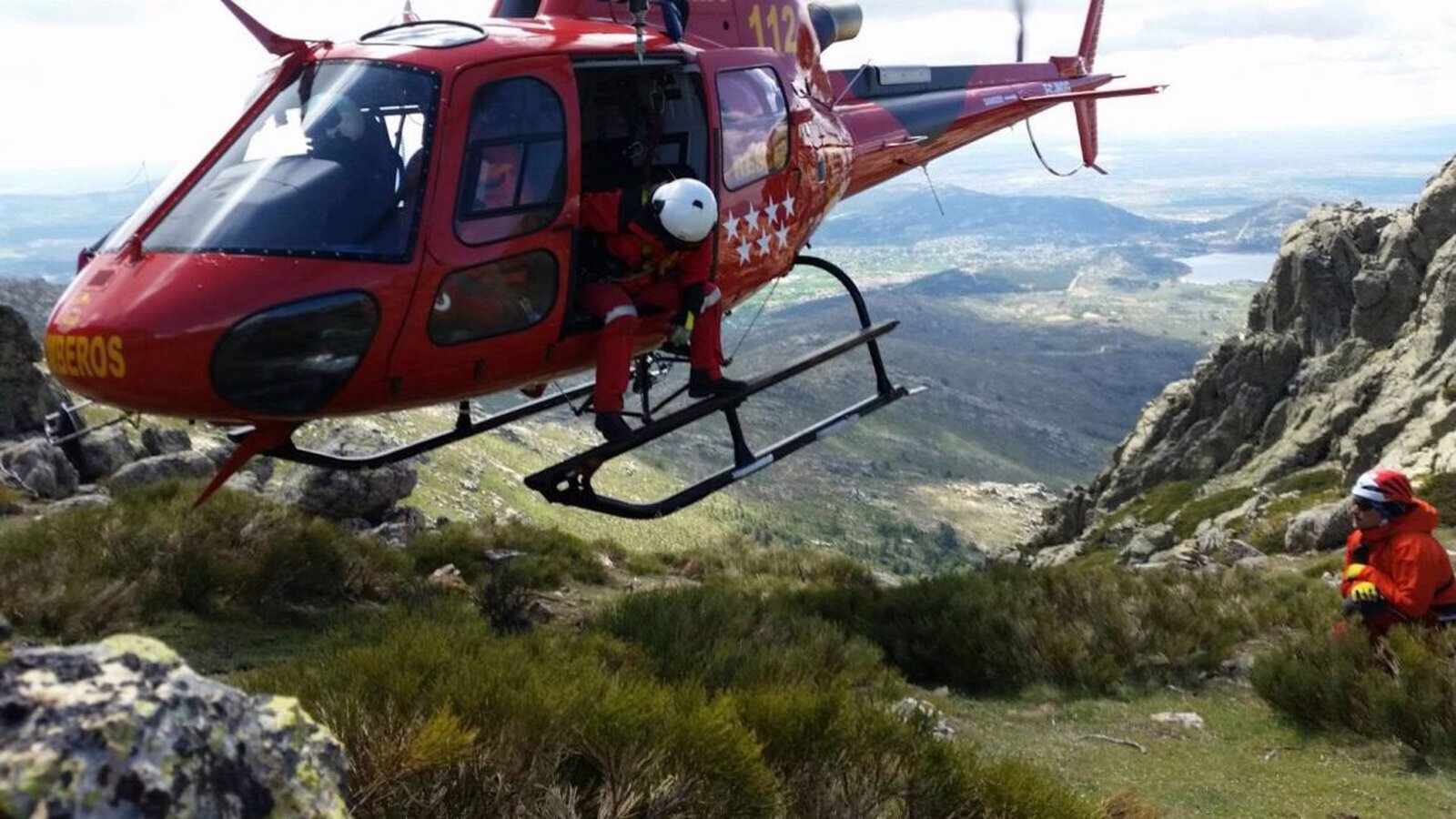 Cae un helicóptero de Bomberos de la Comunidad sin que sus ocupantes sufran heridas de consideración