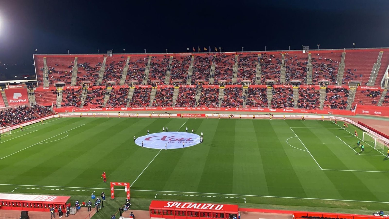 Identificado un menor por hacer gestos racistas y tirar botellas en el partido entre RCD Mallorca y Real Madrid