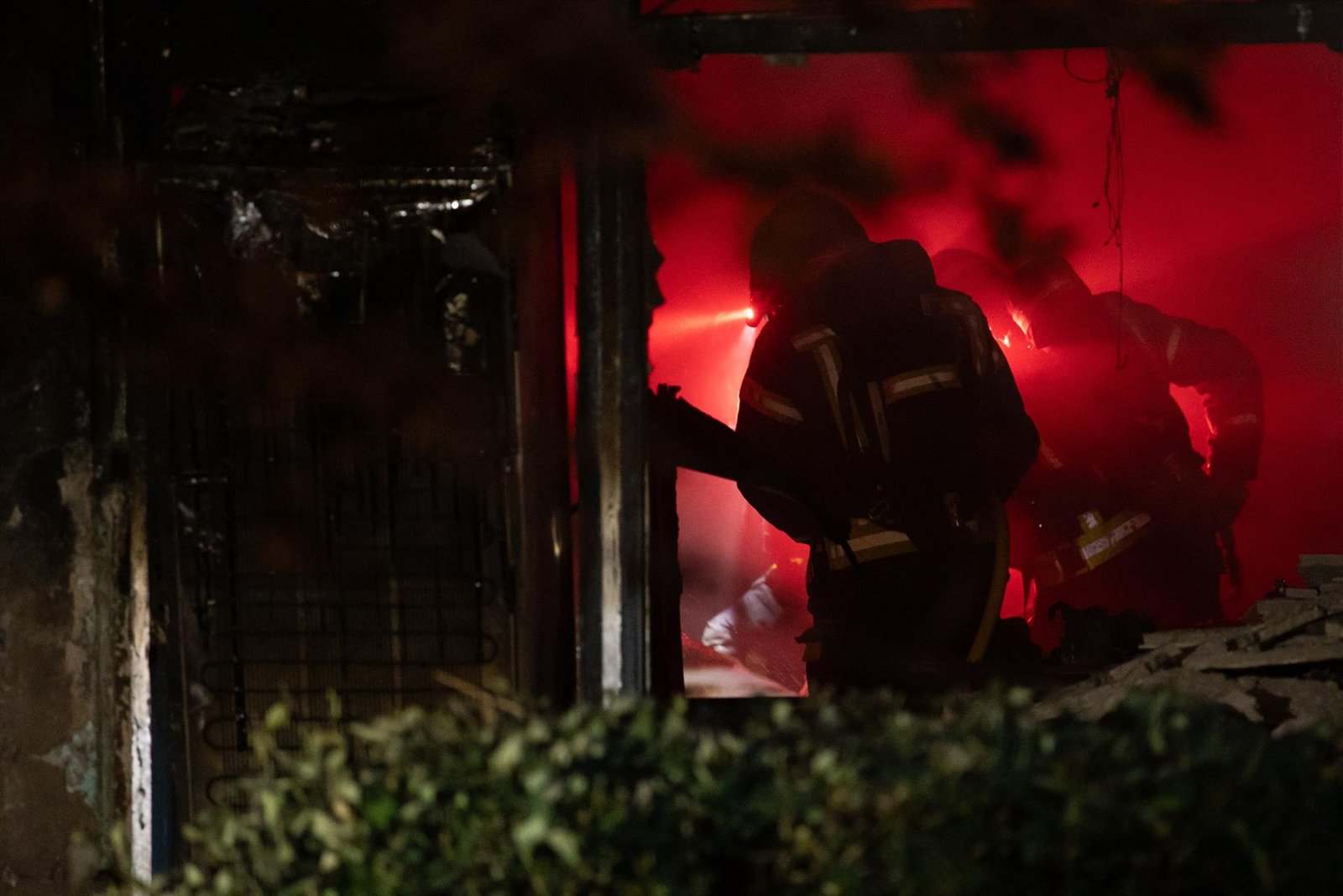 Bomberos trabajan en la extinción de un incendio en un edificio de ocho plantas en Chamberí