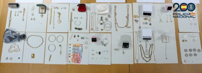 Detenida una empleada de hogar por sustraer joyas valoradas en más de 100.000 euros Detenida una empleada de hogar por sustraer joyas valoradas en más de 100.000 euros