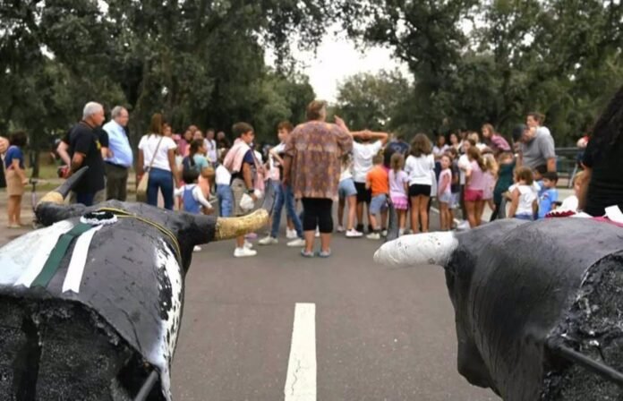 MADRID.-Algete.- La Plaza de Toros acoge la Copa Chenel y actividades sobre el toreo para niños MADRID, 20 Abr. (EUROPA PRESS) - La Plaza de Toros de Algete acoge este sábado la Copa Chenel de la Comunidad de Madrid y contará también con varias actividades vinculadas con el toreo dirigidas al público infantil. Según recoge el Ayuntamiento de la localidad en un comunicado, por la mañana de 11 a 12.30 horas el coso albergará, entre otros, el encierro con carretones o la elaboración de una pancarta, de la mano de 'La tradición continúa', en la que los menores pondrán sus manos con témperas y escribirán el lema 'Algete es taurina'. Por la tarde, antes del paseíllo, los niños portarán esta pancarta en el ruedo, que después se colgará en la plaza. Por último, se ha organizado el taller 'Vistiendo el caballo de picar', en el que podrán ver cómo se prepara al caballo para la corrida de toros y luego se hará el sorteo de la corrida. El Ayuntamiento de Algete inicia este sábado la temporada taurina en el municipio con la corrida de toros de la Copa Chenel, en la que competirán los diestros Cristian Pérez, Christian Parejo y Alejandro Mora, con toros de Los Eulogios y Monte la Ermita. La corrida de toros tendrá lugar a las 18 horas y las entradas se pueden adquirir en el restaurante El Fogón de Tere (C/ De la Paloma, 41), a través de la Asociación Taurina La Tradición Continúa (683-15-41-59) o el mismo día del espectáculo en las taquillas de la plaza de toros, a partir de las 11 de la mañana. MADRID.-Algete.- La Plaza de Toros acoge la Copa Chenel y actividades sobre el toreo para niños MADRID, 20 Abr. (EUROPA PRESS) - La Plaza de Toros de Algete acoge este sábado la Copa Chenel de la Comunidad de Madrid y contará también con varias actividades vinculadas con el toreo dirigidas al público infantil. Según recoge el Ayuntamiento de la localidad en un comunicado, por la mañana de 11 a 12.30 horas el coso albergará, entre otros, el encierro con carretones o la elaboración de una pancarta, de la mano de 'La tradición continúa', en la que los menores pondrán sus manos con témperas y escribirán el lema 'Algete es taurina'. Por la tarde, antes del paseíllo, los niños portarán esta pancarta en el ruedo, que después se colgará en la plaza. Por último, se ha organizado el taller 'Vistiendo el caballo de picar', en el que podrán ver cómo se prepara al caballo para la corrida de toros y luego se hará el sorteo de la corrida. El Ayuntamiento de Algete inicia este sábado la temporada taurina en el municipio con la corrida de toros de la Copa Chenel, en la que competirán los diestros Cristian Pérez, Christian Parejo y Alejandro Mora, con toros de Los Eulogios y Monte la Ermita. La corrida de toros tendrá lugar a las 18 horas y las entradas se pueden adquirir en el restaurante El Fogón de Tere (C/ De la Paloma, 41), a través de la Asociación Taurina La Tradición Continúa (683-15-41-59) o el mismo día del espectáculo en las taquillas de la plaza de toros, a partir de las 11 de la mañana.