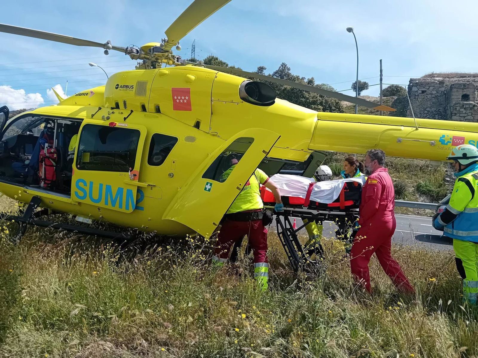 Cuatro motoristas heridos uno muy grave al colisionar con un turismo en Navalagamella