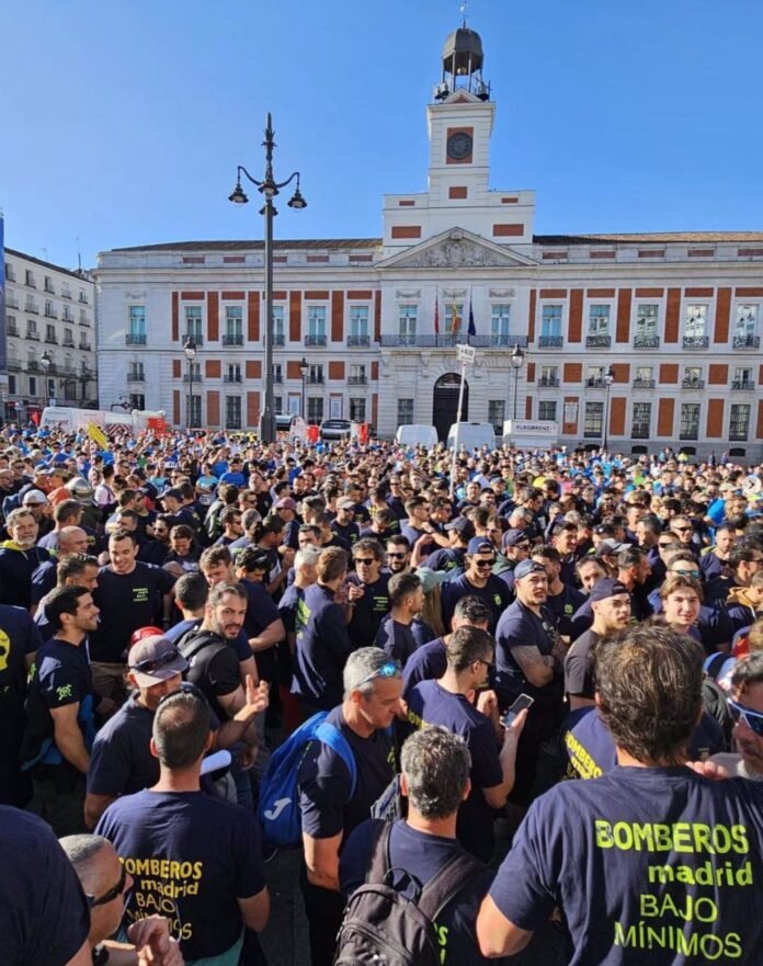 Bomberos de Madrid caminan durante la carrera del cuerpo como protesta ante los