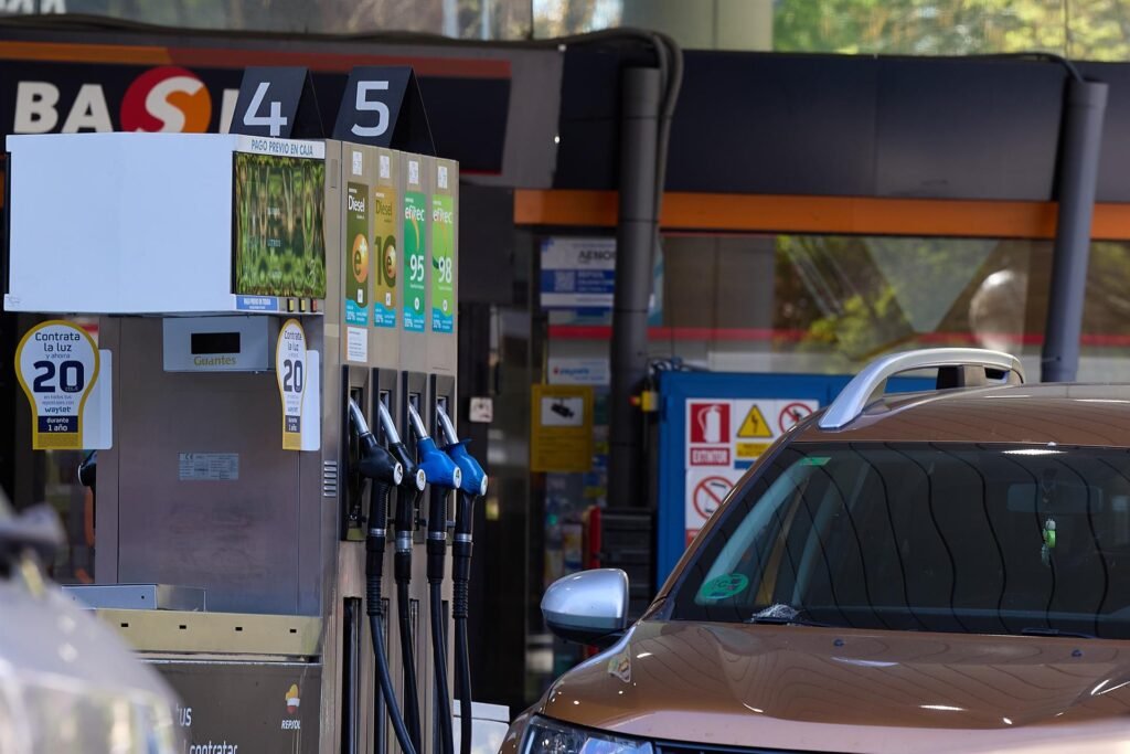 La gasolina toca un nuevo máximo anual tras encadenar más de tres meses al alza