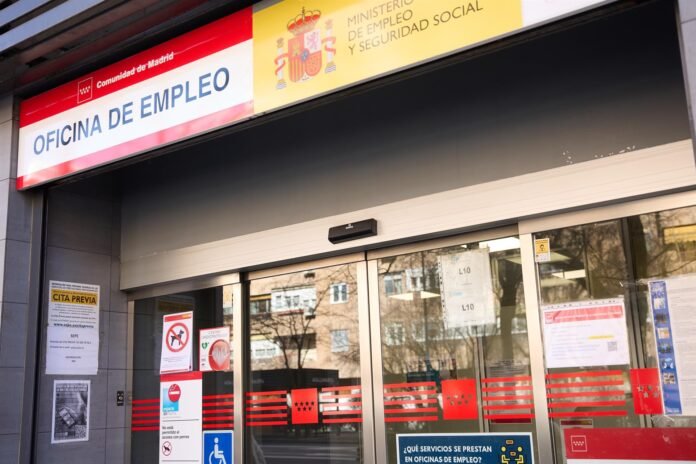 El paro baja en 14.100 personas en el primer trimestre en la Comunidad y crea 44.700 empleos