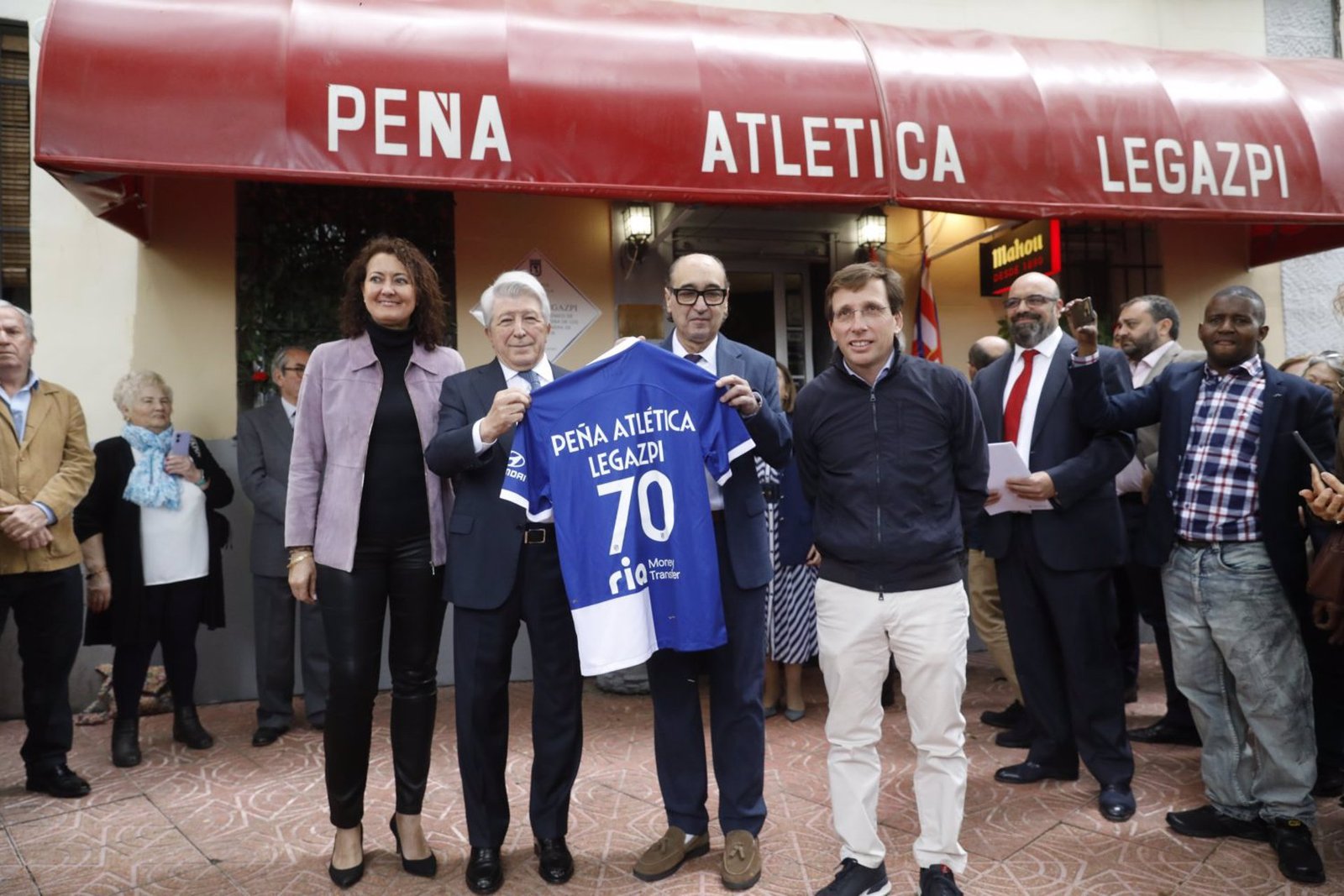 La Peña Atlética de Legazpi celebra sus 70 años con una placa conmemorativa