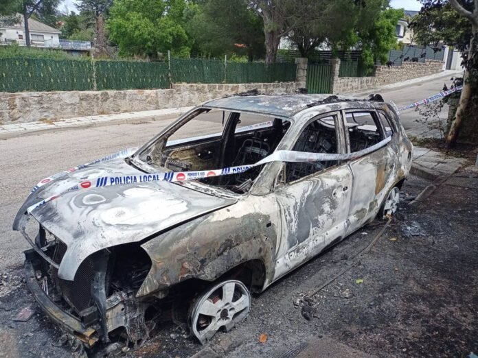 Arde el coche de un concejal de Podemos-IU-AV en Los Molinos a las puertas de su domicilio