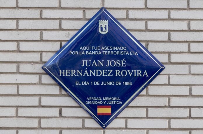 Una placa recuerda en la calle Ibiza a Juan José Hernández