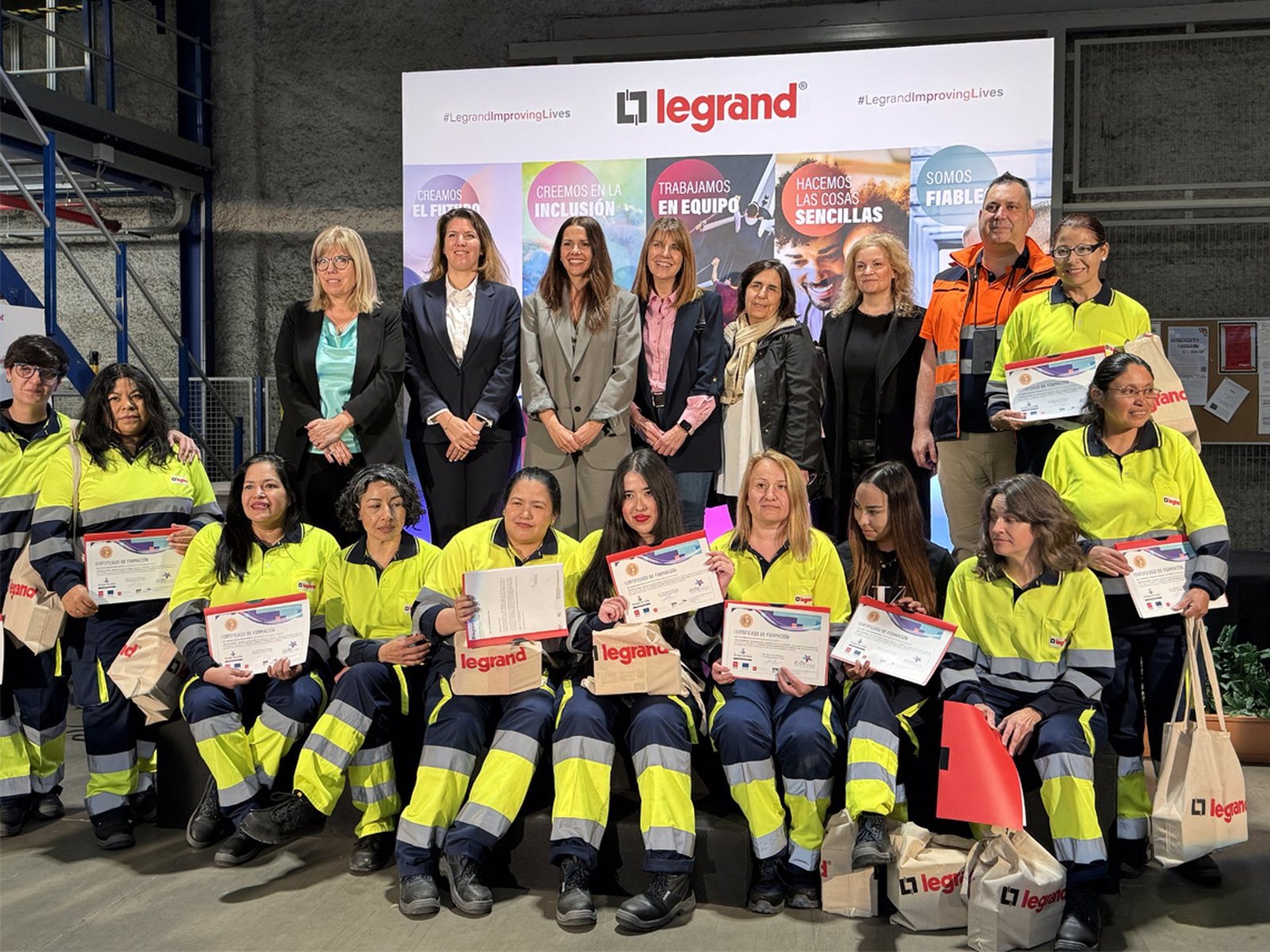 Ayuntamiento de Torrejón entrega los diplomas a las alumnas que han superado con éxito el curso de moza de almacén