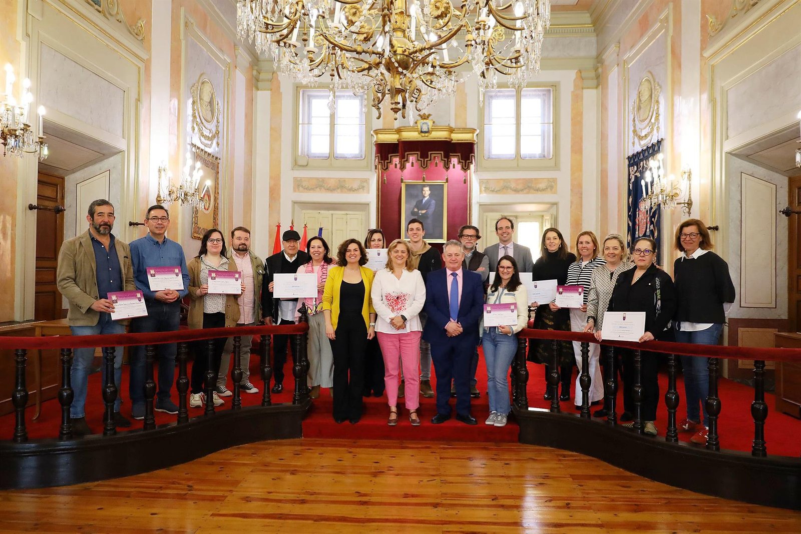 Las decoraciones de los balcones y escaparates del municipio durante Semana Santa