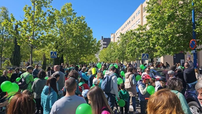 Centenares de vecinos marchan para reclamar un instituto para Solagua-Poza del Agua