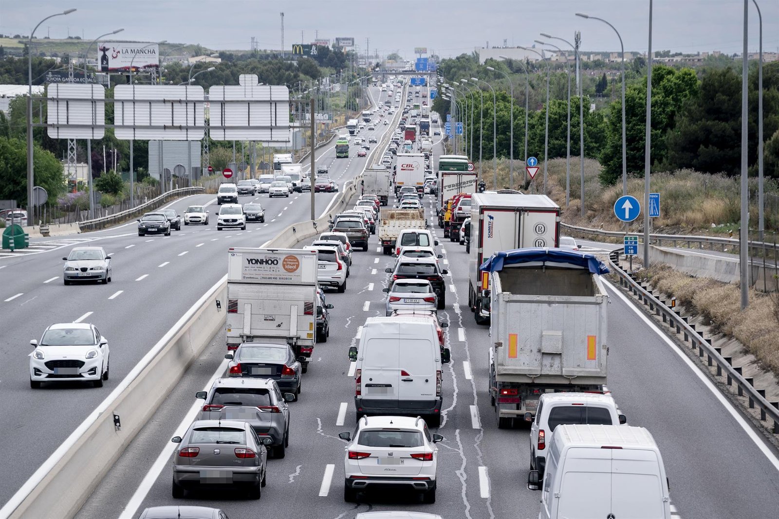 Varios accidentes complican el tráfico en la salida de Madrid al inicio del Puente de Mayo